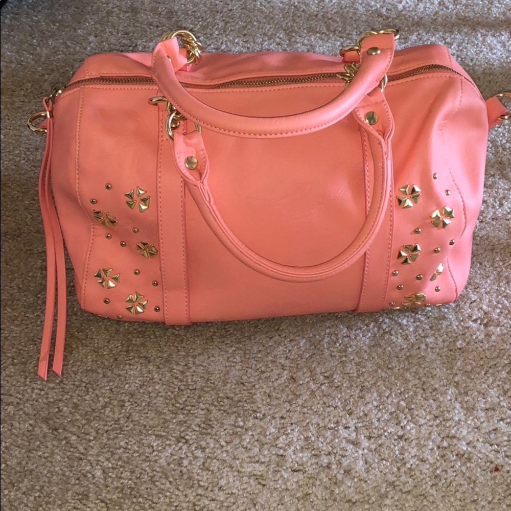 Salmon colored bag!! Gold accents 💓